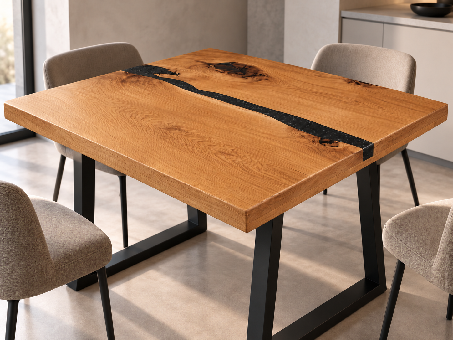 Quadratischer Eichenholztisch mit dunklem Epoxidharz in skandinavischem Esszimmer